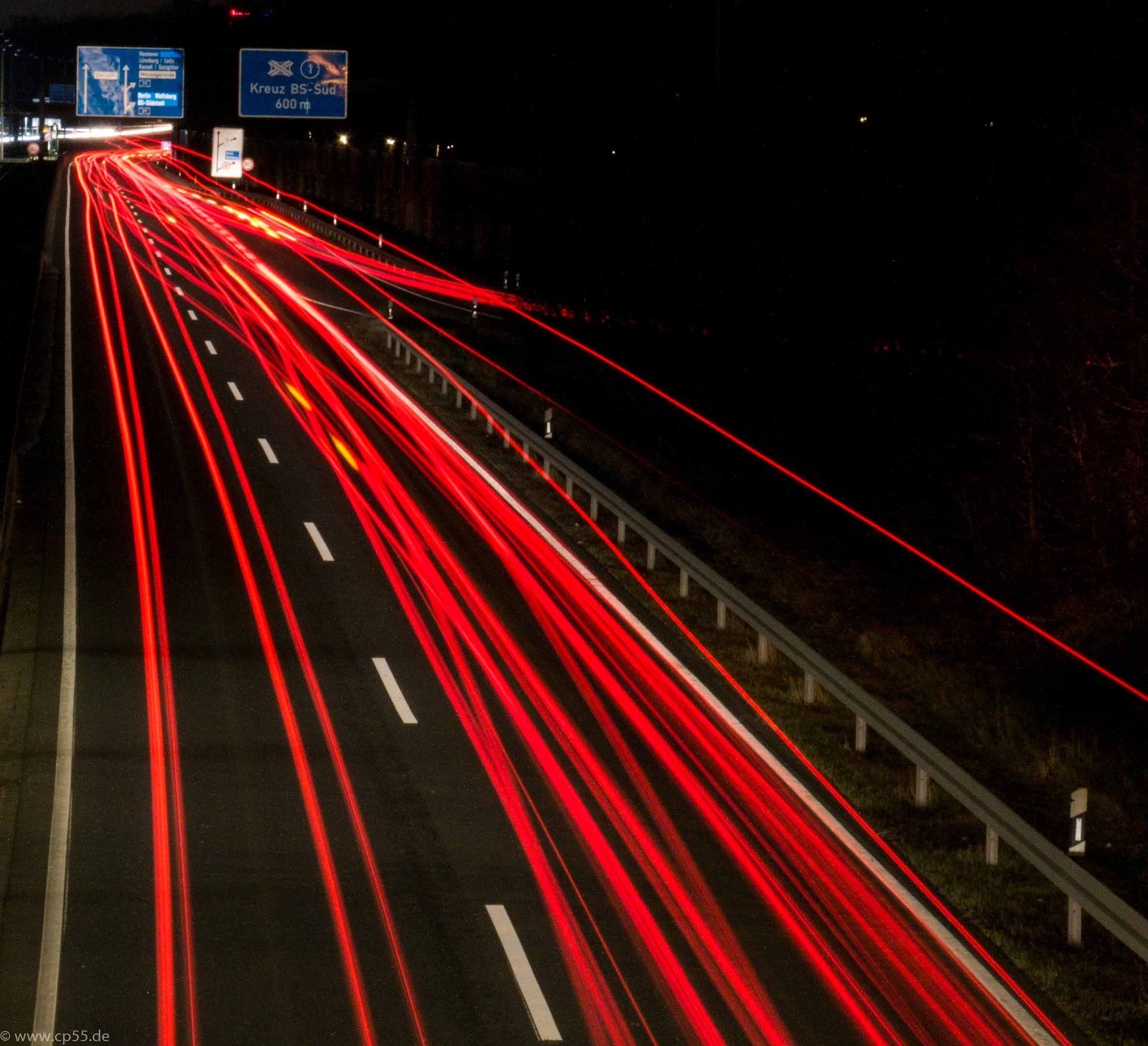 Rote Streifen auf der Autobahn