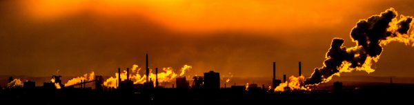 Industrierot 468 Sonnenuntergang hinter der Hütte