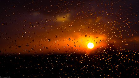 Regentropfen 190 unscharfe Sonne hinter Regentropfen an der Scheibe
