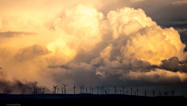 Wolkenspiel 466 Wolkenspiel hinter Windrädern und einem Osterfeuer