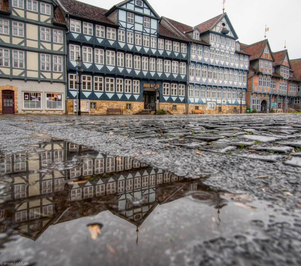 Regentage 1 Rathaus Wolfenbüttel spiegelt sich nach dem Regen in einer Pfütze