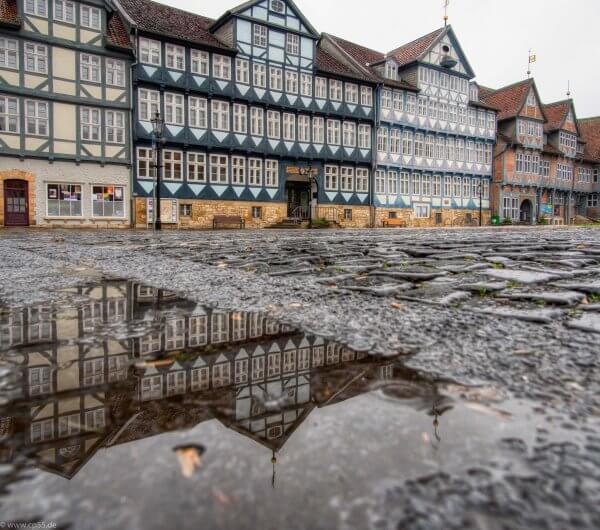 Rathaus Wolfenbüttel spiegelt sich nach dem Regen in einer Pfütze