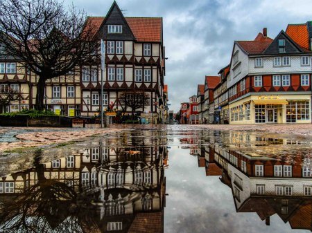 Regentage 128 Fachwerkstrasse spiegelt sich in Pfütze nach dem Regen