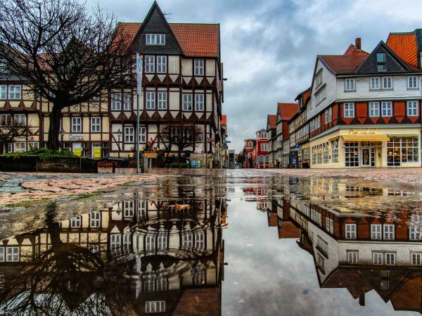 Regentage 403 Fachwerkstrasse spiegelt sich in Pfütze nach dem Regen