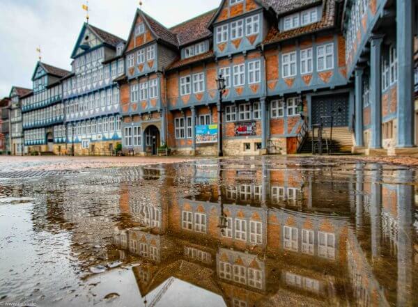 Stadtmarkt Wolfenbüttel an einem Regen-Samstag mit einer Pfütze Spiegelung