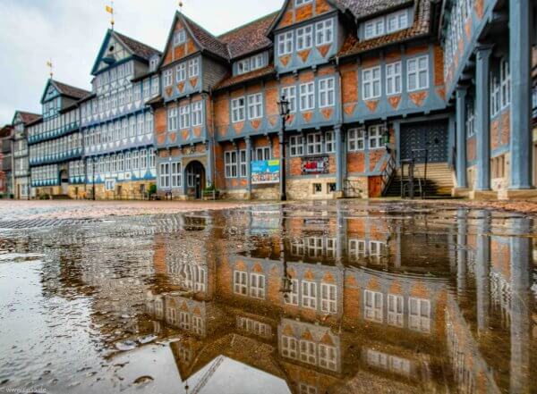 Wolfenbüttel Rathaus Regentag 401 Stadtmarkt Wolfenbüttel an einem Regen-Samstag mit einer Pfütze Spiegelung