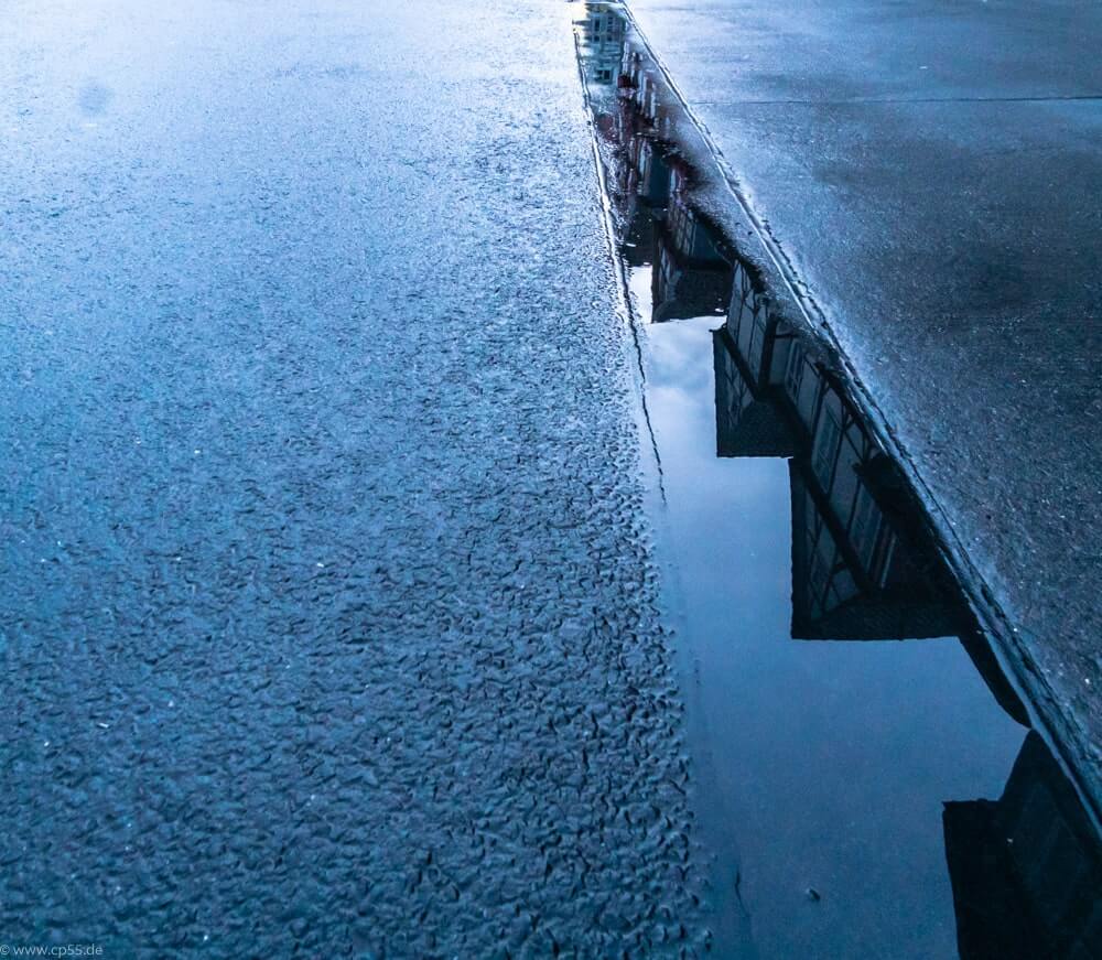 Spiegelungen 3 Fachwerkgiebel spiegeln sich in Pfützen zur blauen stunde