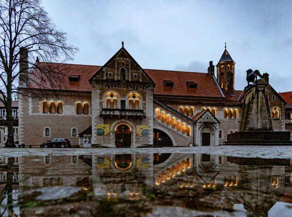 Pfützen auf dem Burgplatz Braunschweig - Pfützenspiegelung 368 Pfützenspiegelung Brugplatz