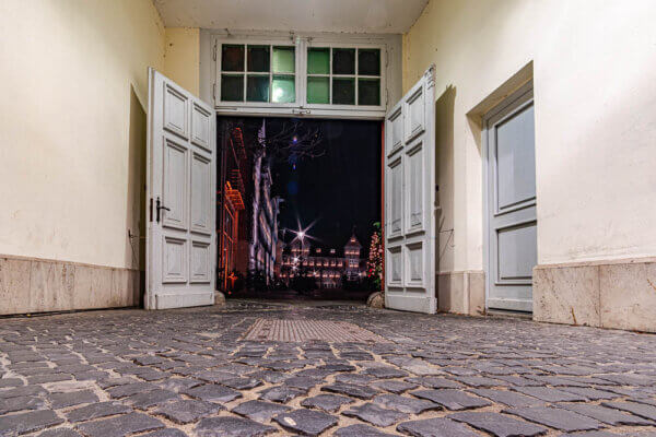 Blick zum Stadtmarkt 326 Blick durch die Tür