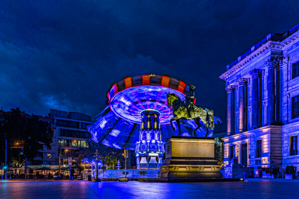 blue is the color 289 Farben der Nacht Schloss Karussell