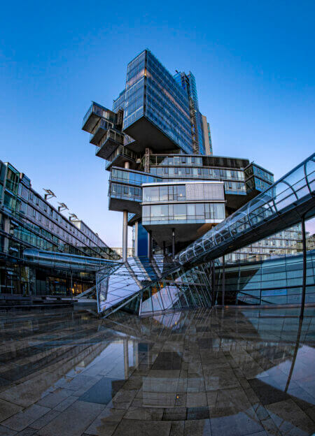 Nord LB Hochhaus in Hannover zur blauen Stunde 1 Fisheye Nord LB blaue Stunde ohne Wolken mit Wasserspiegelung