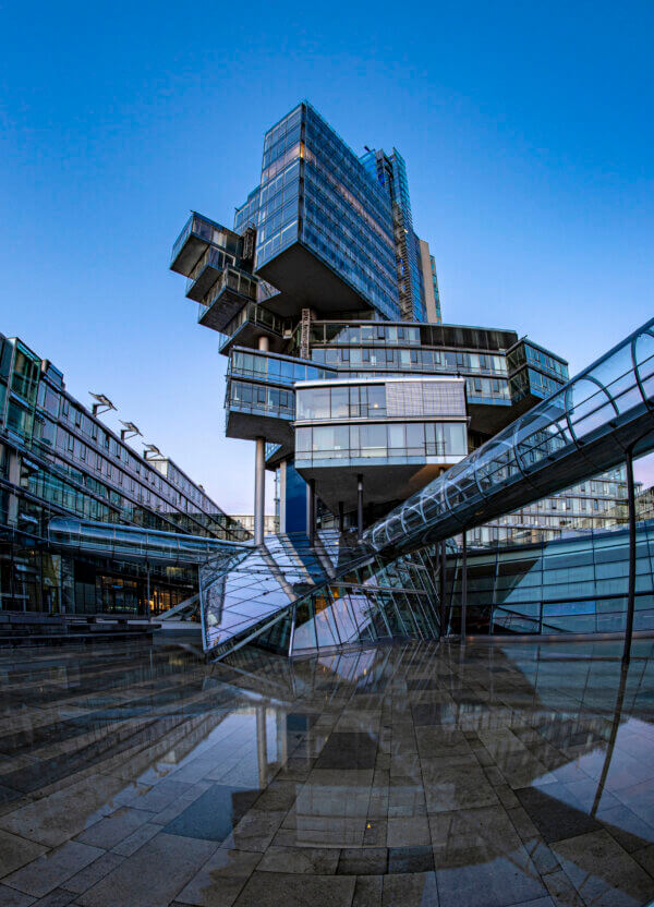 Nord LB Hochhaus in Hannover zur blauen Stunde 264 Fisheye Nord LB blaue Stunde ohne Wolken mit Wasserspiegelung