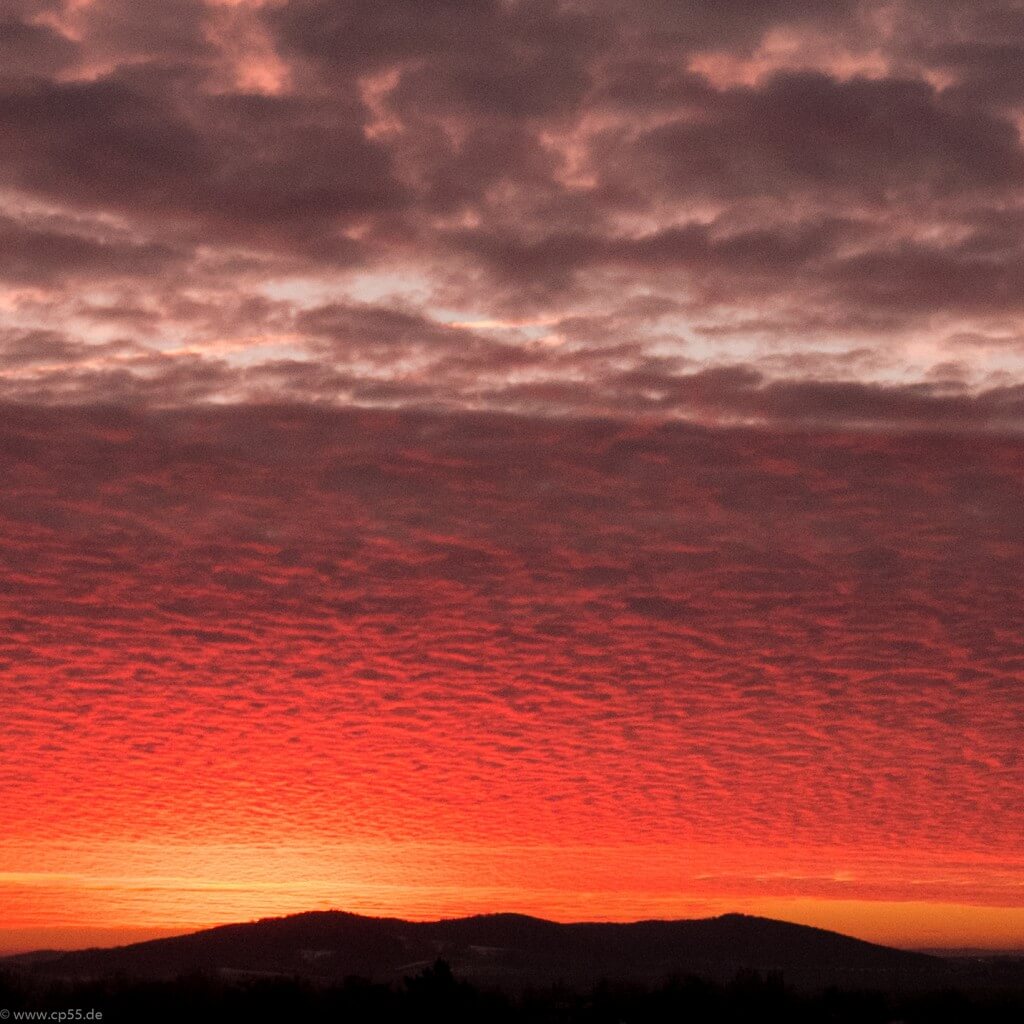 roter Sonnenaufgang über der Asse