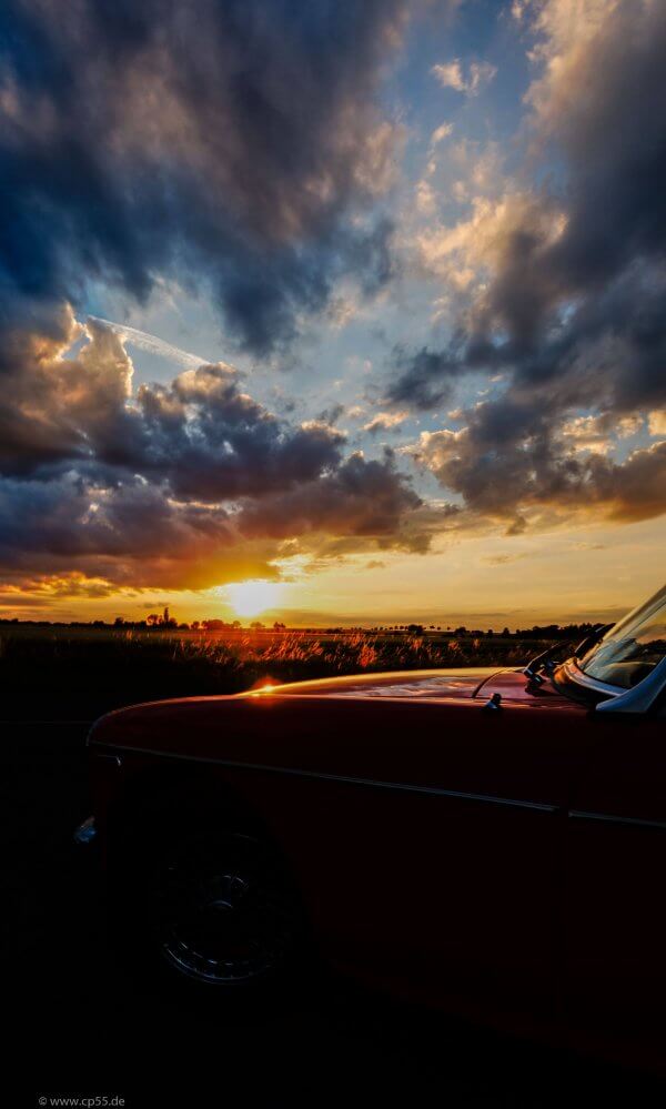 Sonnenuntergang hinter der Motorhaube 51 dramatischer Sonnenuntergang hinter der Motorhaube