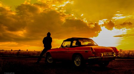 Rotes Wolkenspiel 23 Sundown with MG