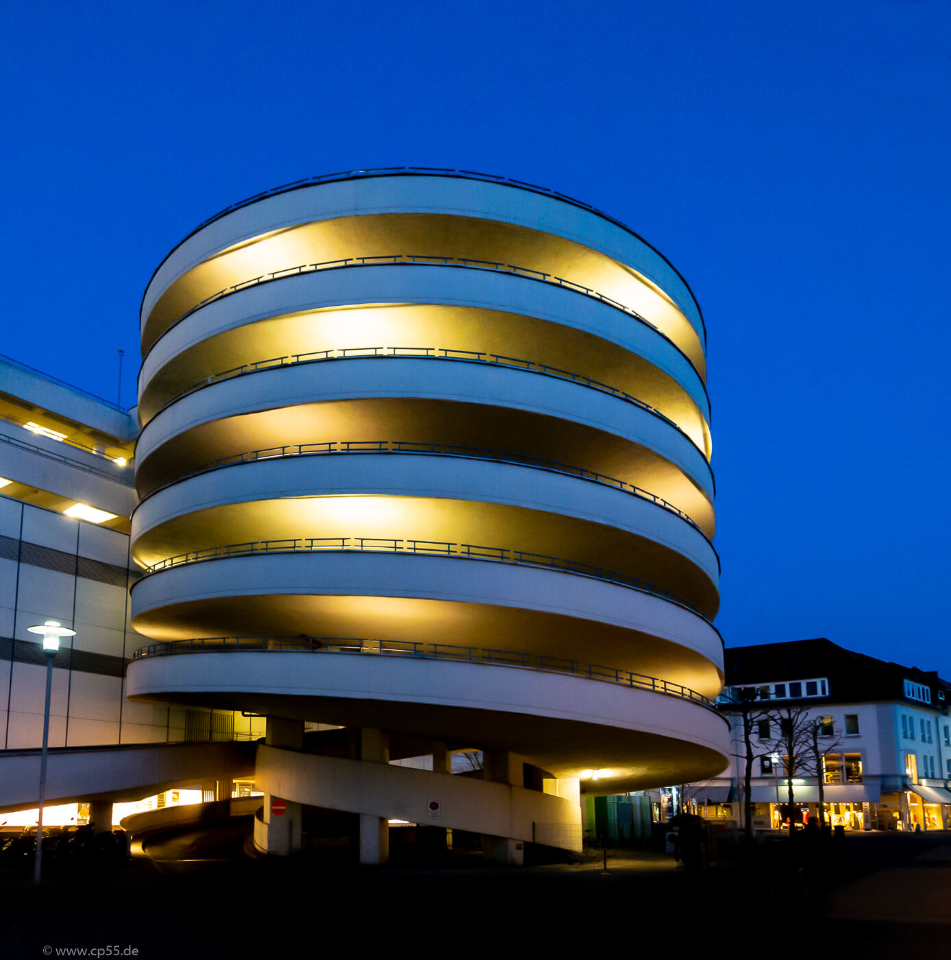 Willkommen 420 Parkhaus in Braunschweig zur blauen Stunde