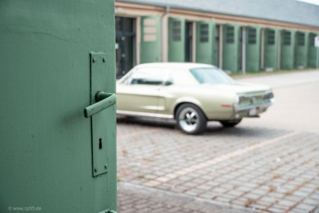 Waiting 9 Ford Mustang is waiting